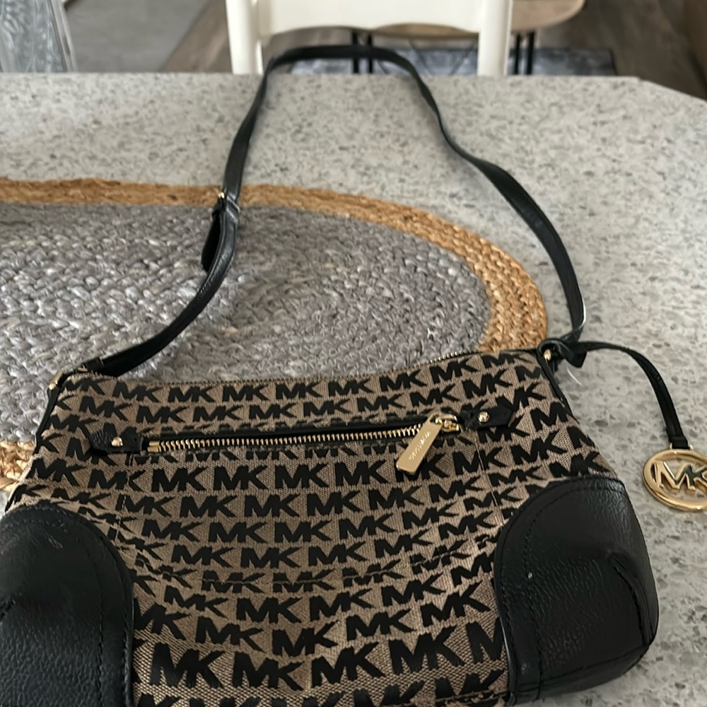 Michael kors cross body black